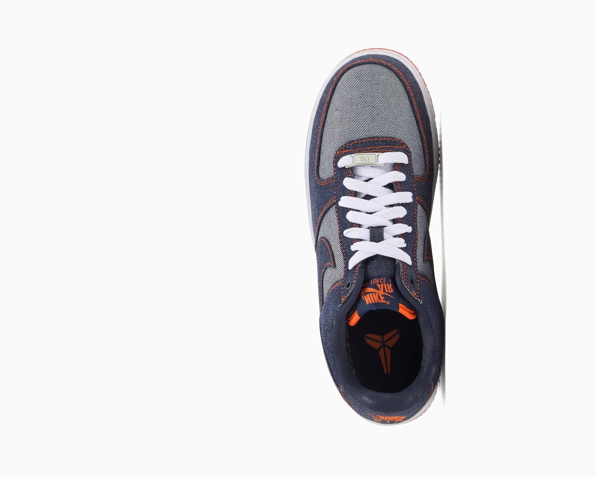 Sneaker Nike Air Force 1 Low Protro Kobe Bryant Denim Obsidian Safety Orange en denim bleu marine et cuir avec semelle Air iconique.