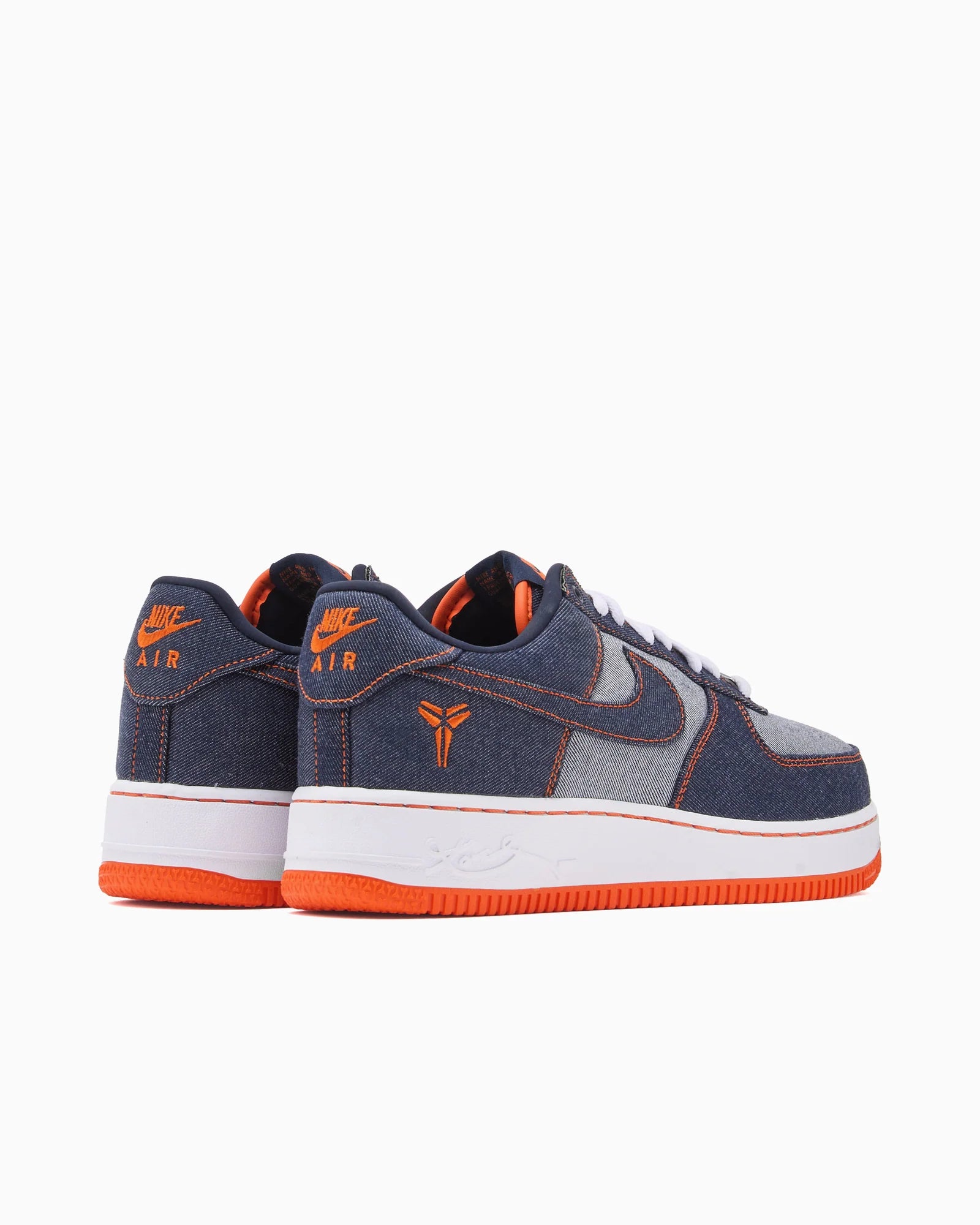 Sneaker Nike Air Force 1 Low Protro Kobe Bryant Denim Obsidian Safety Orange en denim bleu marine et cuir avec semelle Air iconique.