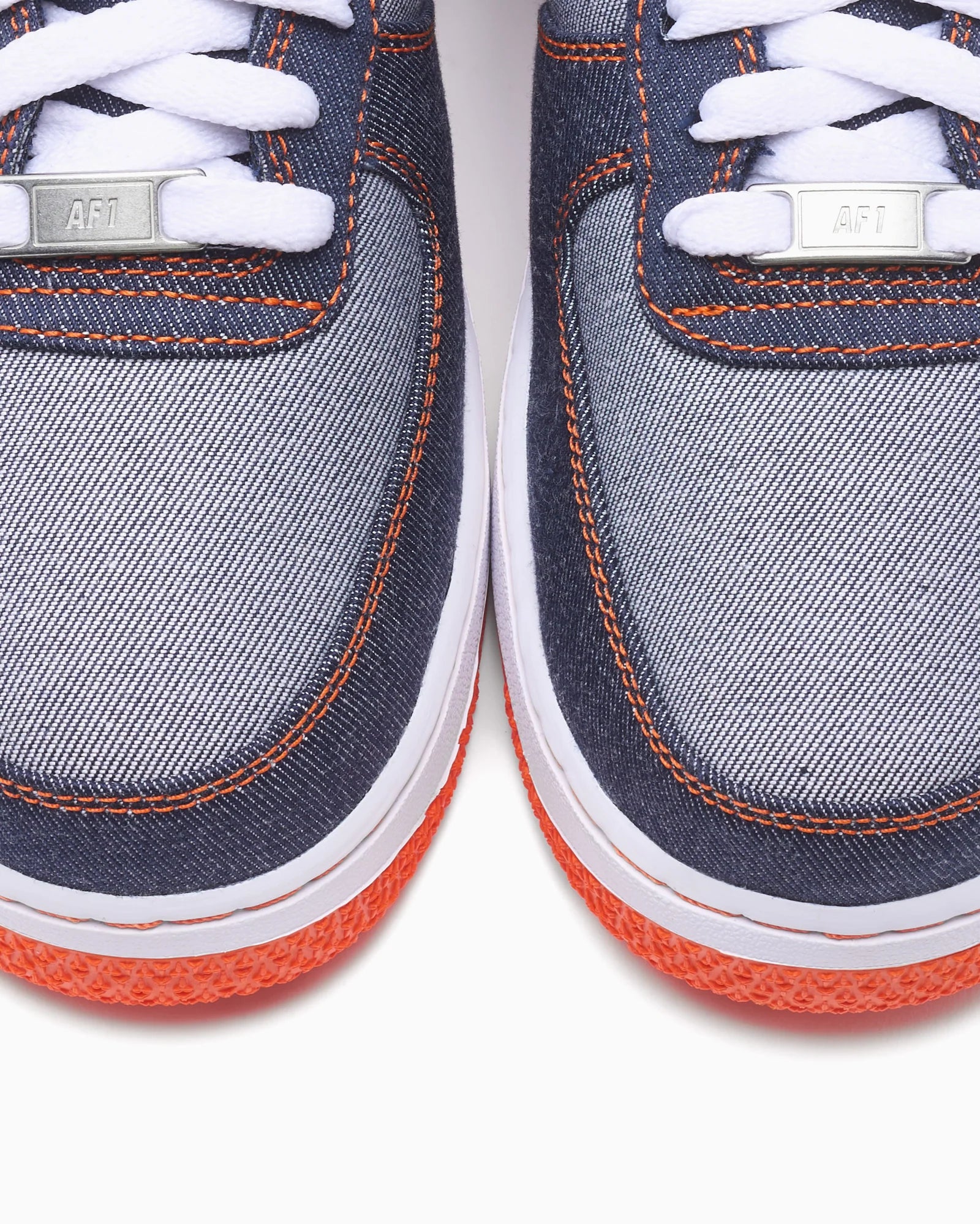 Sneaker Nike Air Force 1 Low Protro Kobe Bryant Denim Obsidian Safety Orange en denim bleu marine et cuir avec semelle Air iconique.