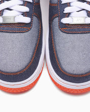 Sneaker Nike Air Force 1 Low Protro Kobe Bryant Denim Obsidian Safety Orange en denim bleu marine et cuir avec semelle Air iconique.