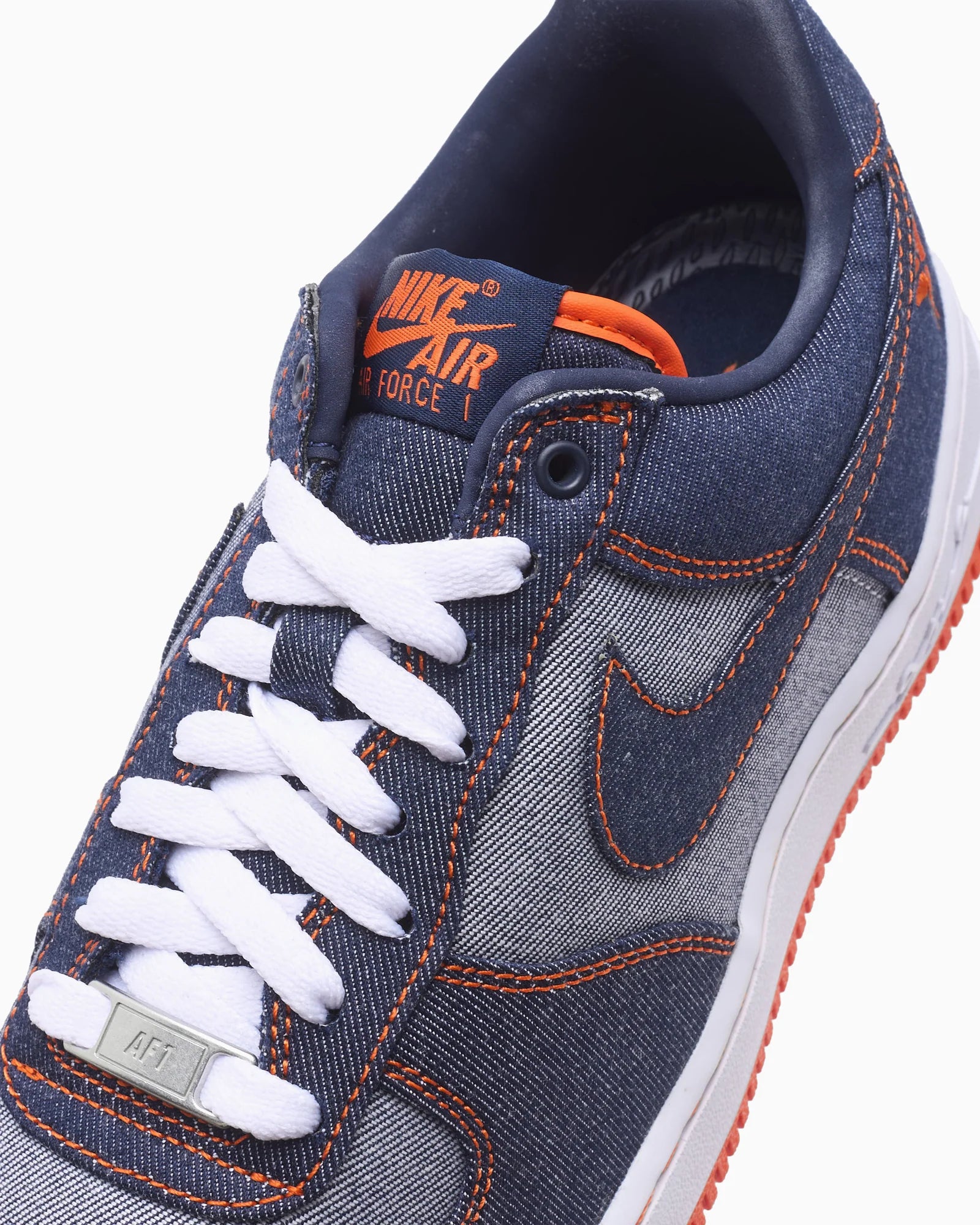 Sneaker Nike Air Force 1 Low Protro Kobe Bryant Denim Obsidian Safety Orange en denim bleu marine et cuir avec semelle Air iconique.