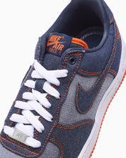 Sneaker Nike Air Force 1 Low Protro Kobe Bryant Denim Obsidian Safety Orange en denim bleu marine et cuir avec semelle Air iconique.