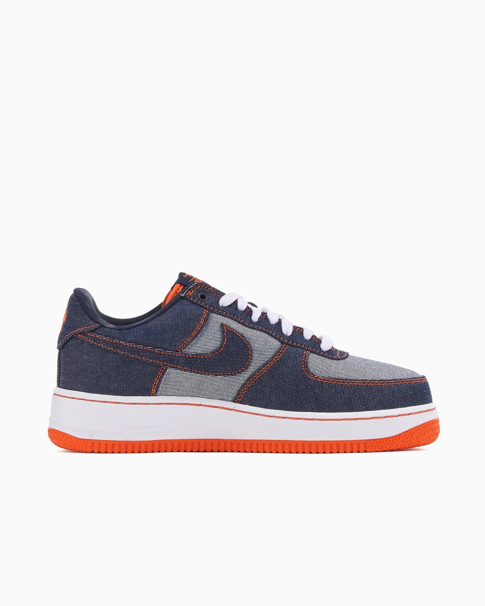 Sneaker Nike Air Force 1 Low Protro Kobe Bryant Denim Obsidian Safety Orange en denim bleu marine et cuir avec semelle Air iconique.