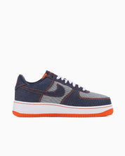 Sneaker Nike Air Force 1 Low Protro Kobe Bryant Denim Obsidian Safety Orange en denim bleu marine et cuir avec semelle Air iconique.