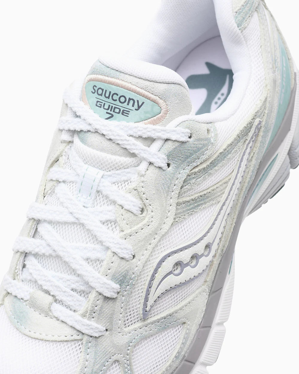 Saucony ProGrid Guide 7 Spiritual Guidance White Verde avec tige en mesh blanc, empiècements verts et cuir, technologie ProGrid et semelle extérieure en caoutchouc.