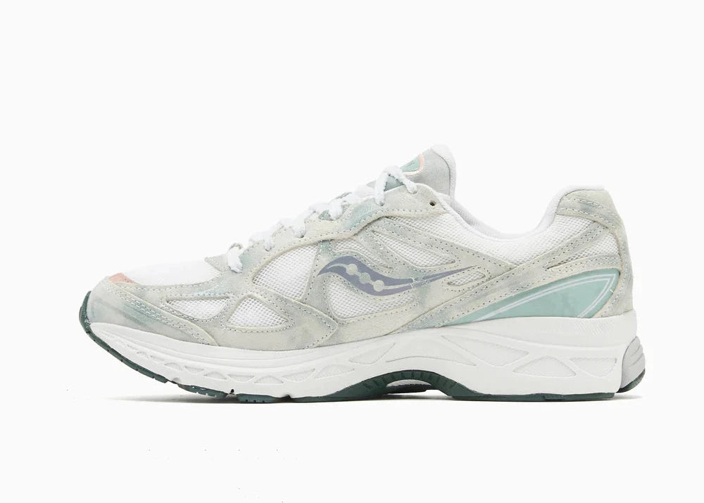 Saucony ProGrid Guide 7 Spiritual Guidance White Verde avec tige en mesh blanc, empiècements verts et cuir, technologie ProGrid et semelle extérieure en caoutchouc.