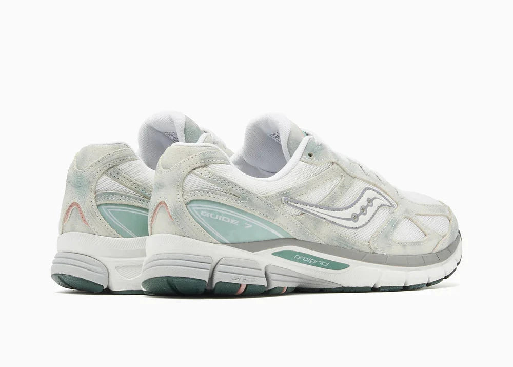 Saucony ProGrid Guide 7 Spiritual Guidance White Verde avec tige en mesh blanc, empiècements verts et cuir, technologie ProGrid et semelle extérieure en caoutchouc.