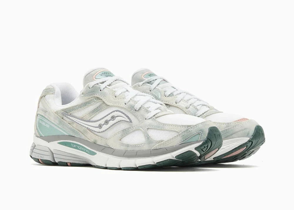 Saucony ProGrid Guide 7 Spiritual Guidance White Verde avec tige en mesh blanc, empiècements verts et cuir, technologie ProGrid et semelle extérieure en caoutchouc.