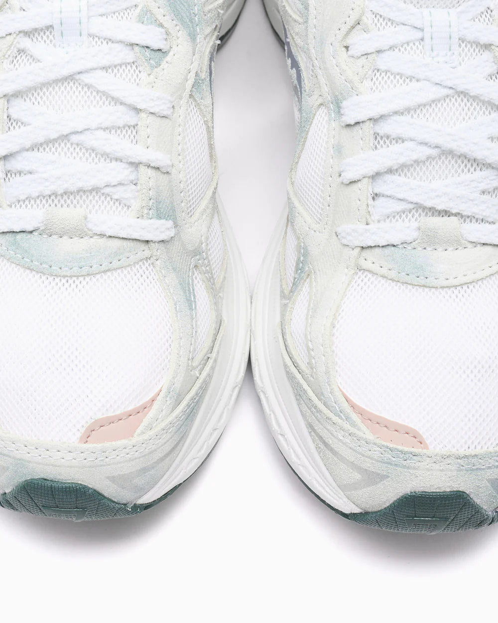 Saucony ProGrid Guide 7 Spiritual Guidance White Verde avec tige en mesh blanc, empiècements verts et cuir, technologie ProGrid et semelle extérieure en caoutchouc.