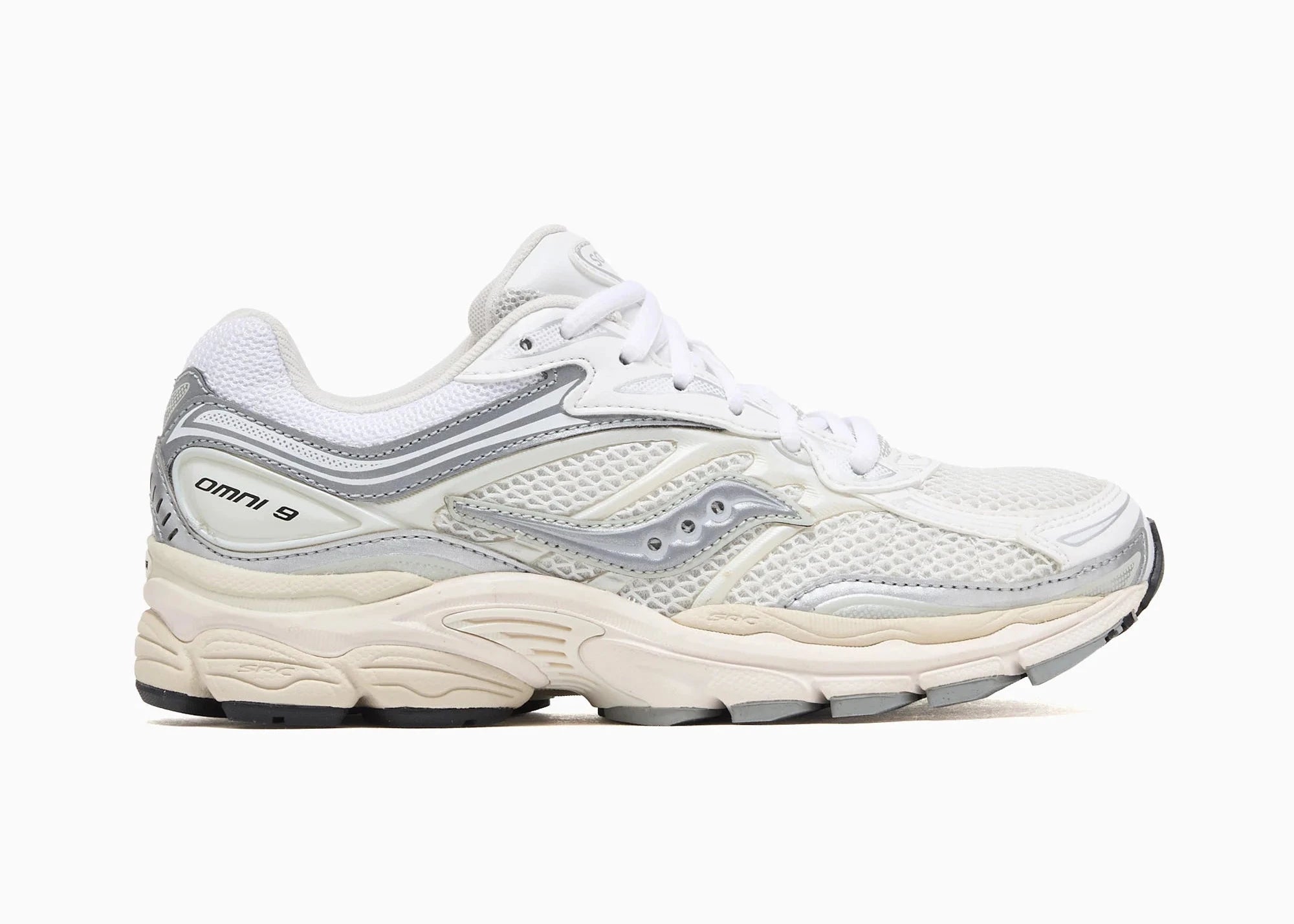 Sneakers Saucony ProGrid Omni 9 White en mesh respirant, avec empiècements synthétiques premium, amorti ProGrid et silhouette running rétro élégante.
