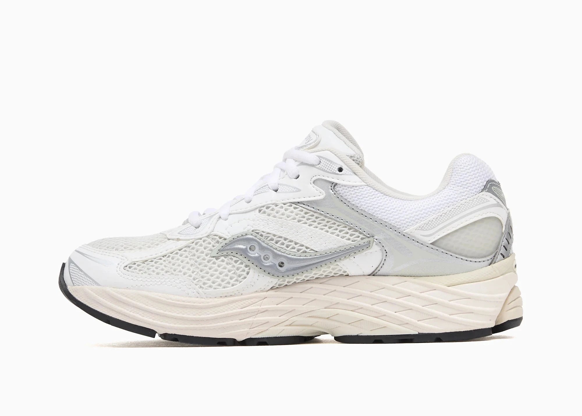 Sneakers Saucony ProGrid Omni 9 White en mesh respirant, avec empiècements synthétiques premium, amorti ProGrid et silhouette running rétro élégante.
