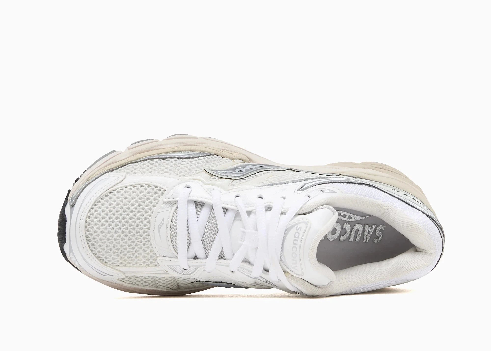 Sneakers Saucony ProGrid Omni 9 White en mesh respirant, avec empiècements synthétiques premium, amorti ProGrid et silhouette running rétro élégante.
