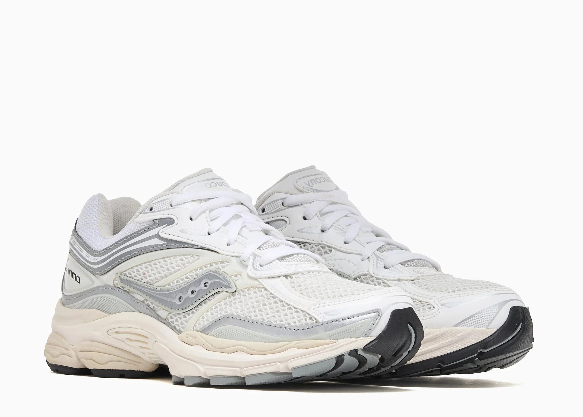 Sneakers Saucony ProGrid Omni 9 White en mesh respirant, avec empiècements synthétiques premium, amorti ProGrid et silhouette running rétro élégante.
