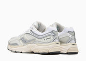 Sneakers Saucony ProGrid Omni 9 White en mesh respirant, avec empiècements synthétiques premium, amorti ProGrid et silhouette running rétro élégante.
