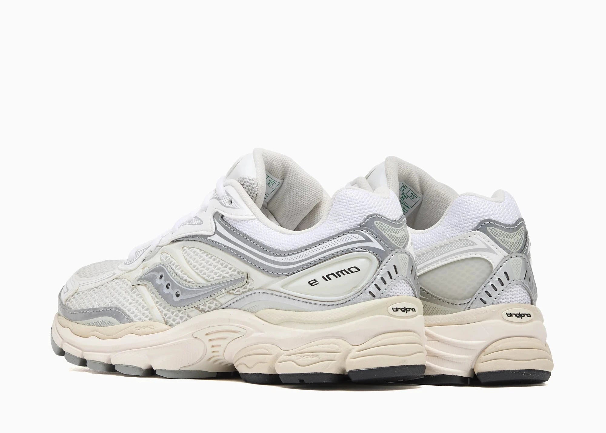 Sneakers Saucony ProGrid Omni 9 White en mesh respirant, avec empiècements synthétiques premium, amorti ProGrid et silhouette running rétro élégante.
