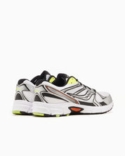 Saucony Grid Ride Millennium blanche avec détails argent, lime et orange, mesh respirant et amorti GRID.Vue de coté arrière 