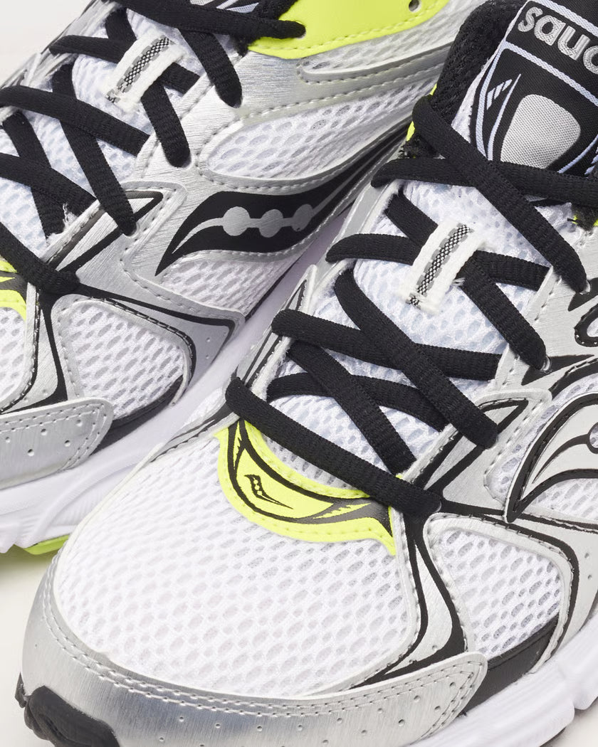 Saucony Grid Ride Millennium blanche avec détails argent, lime et orange, mesh respirant et amorti GRID.Vue zoomer avant
