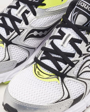 Saucony Grid Ride Millennium blanche avec détails argent, lime et orange, mesh respirant et amorti GRID.Vue zoomer avant