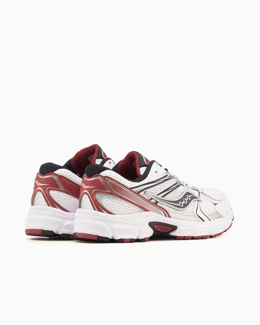 Saucony Grid Ride Millennium blanche avec détails argent et rouges, mesh respirant et amorti GRID.
Vue coté arrière 