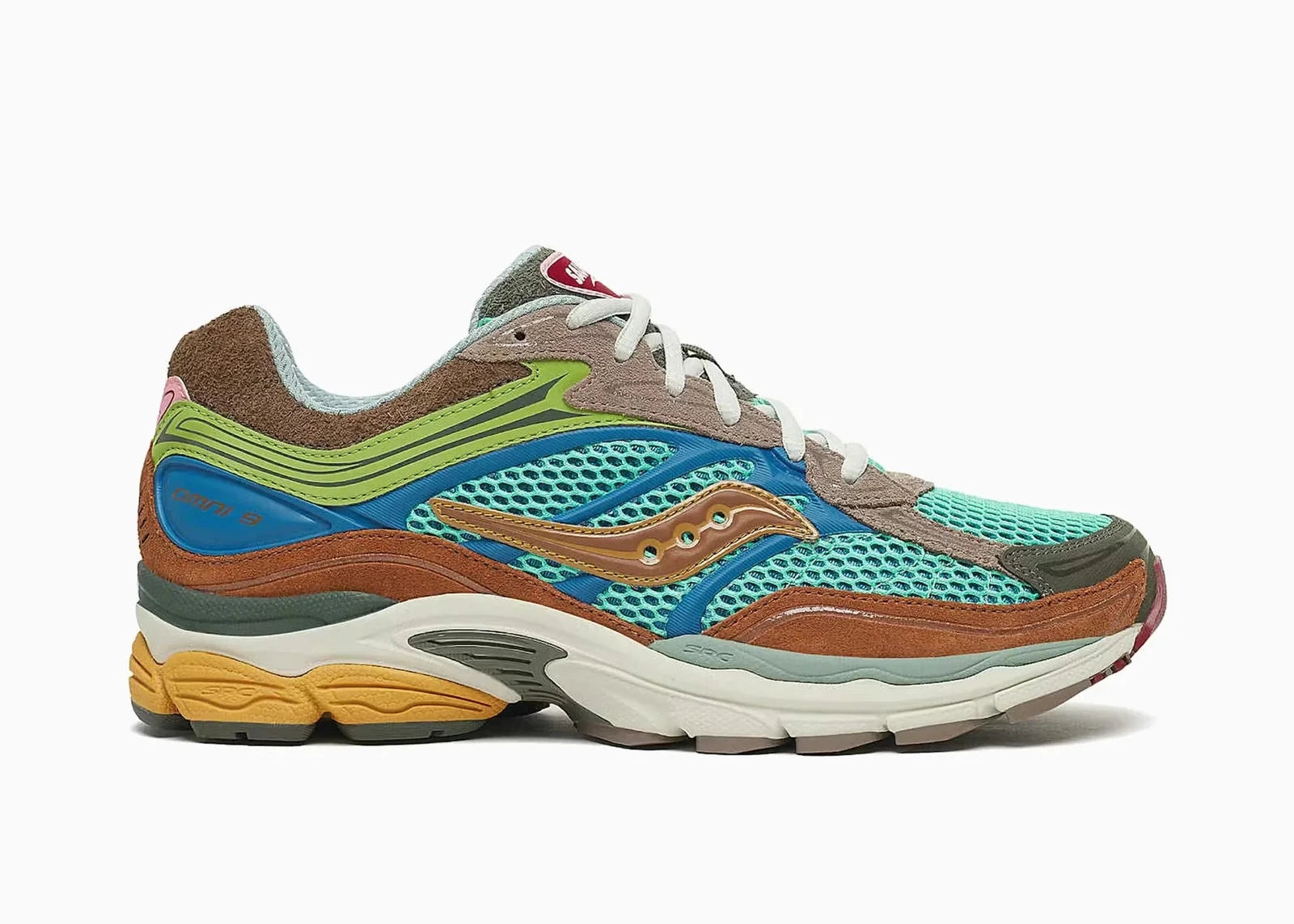 Saucony ProGrid Omni 9 x Sneaker Politics Sportsman’s Paradise, sneaker collaborative au design running rétro et aux tonalités naturelles inspirées de la Louisiane vue  de profil. 