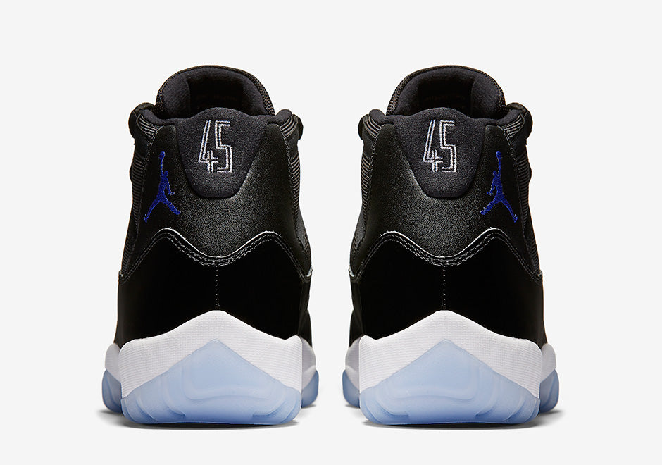 Jordan 11s space jam vu de derrière