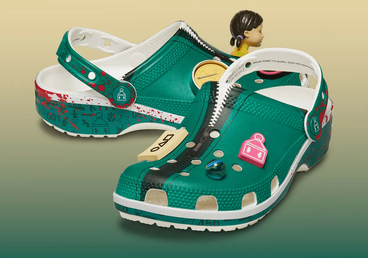 Crocs Classic Clog Squid Game inspirées de la série culte, avec détails graphiques exclusifs, bride pivotante et semelle légère en résine Croslite™.
