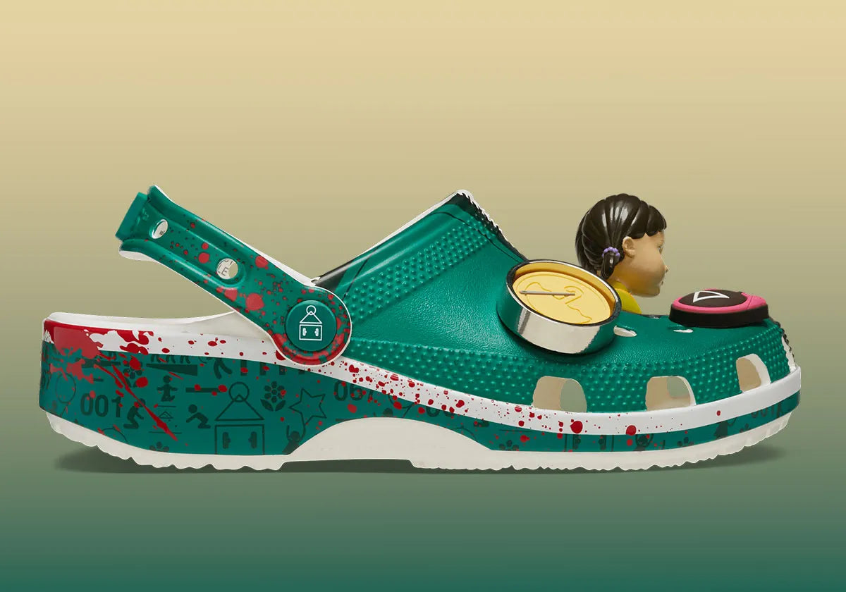 Crocs Classic Clog Squid Game inspirées de la série culte, avec détails graphiques exclusifs, bride pivotante et semelle légère en résine Croslite™.