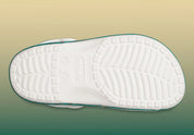 Crocs Classic Clog Squid Game inspirées de la série culte, avec détails graphiques exclusifs, bride pivotante et semelle légère en résine Croslite™.