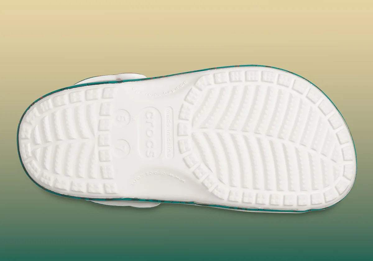 Crocs Classic Clog Squid Game inspirées de la série culte, avec détails graphiques exclusifs, bride pivotante et semelle légère en résine Croslite™.