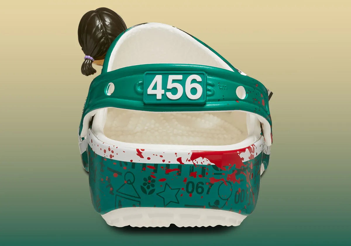 Crocs Classic Clog Squid Game inspirées de la série culte, avec détails graphiques exclusifs, bride pivotante et semelle légère en résine Croslite™.