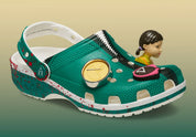 Crocs Classic Clog Squid Game inspirées de la série culte, avec détails graphiques exclusifs, bride pivotante et semelle légère en résine Croslite™.