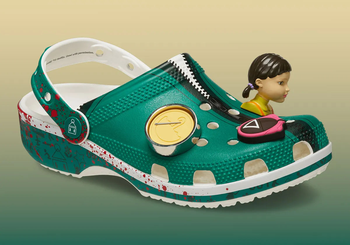 Crocs Classic Clog Squid Game inspirées de la série culte, avec détails graphiques exclusifs, bride pivotante et semelle légère en résine Croslite™.