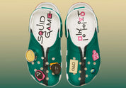 Crocs Classic Clog Squid Game inspirées de la série culte, avec détails graphiques exclusifs, bride pivotante et semelle légère en résine Croslite™.