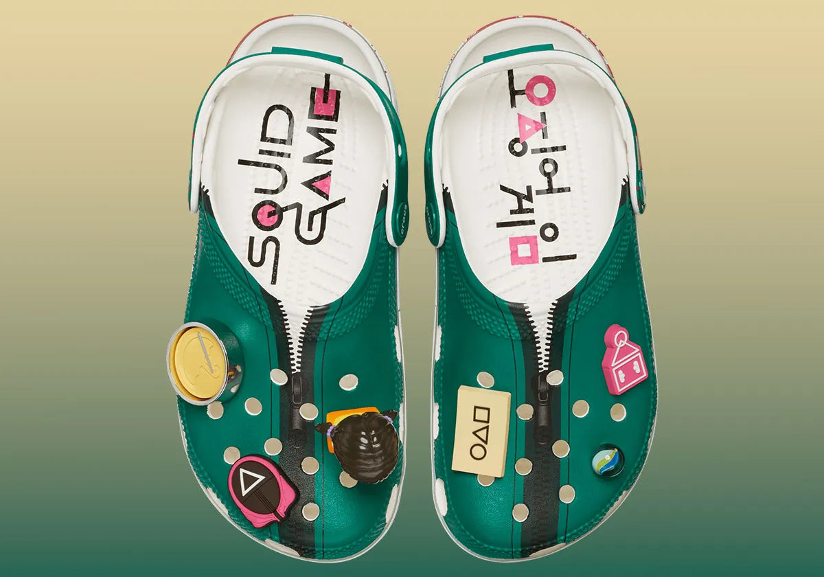 Crocs Classic Clog Squid Game inspirées de la série culte, avec détails graphiques exclusifs, bride pivotante et semelle légère en résine Croslite™.