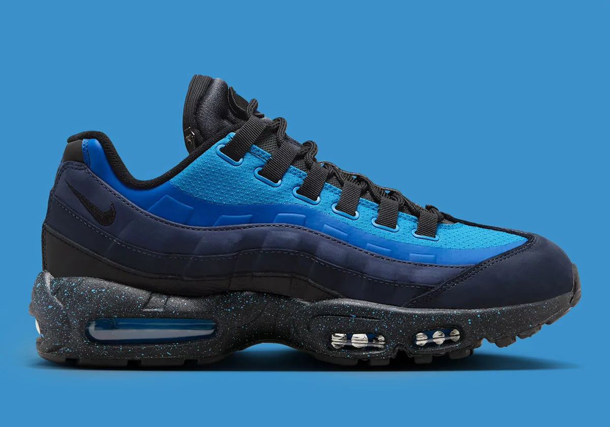 Nike Air Max 95 Stash 2024 bleu Obsidian et Harbor Blue avec panneaux en nubuck, cuir et ripstop, détails Stash et unités Air visibles.