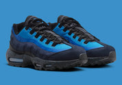 Nike Air Max 95 Stash 2024 bleu Obsidian et Harbor Blue avec panneaux en nubuck, cuir et ripstop, détails Stash et unités Air visibles.