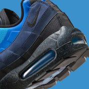 Nike Air Max 95 Stash 2024 bleu Obsidian et Harbor Blue avec panneaux en nubuck, cuir et ripstop, détails Stash et unités Air visibles.