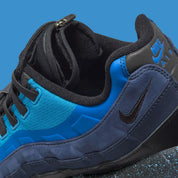 Nike Air Max 95 Stash 2024 bleu Obsidian et Harbor Blue avec panneaux en nubuck, cuir et ripstop, détails Stash et unités Air visibles.