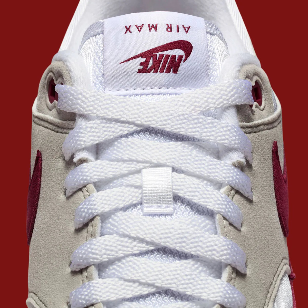 Nike Air Max 1 ’87 Stranger Things Steve Harrington en mesh blanc, suede gris et détails graphiques colorés inspirés de l’artiste. Vue zoomer