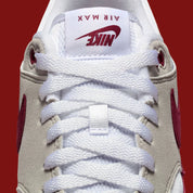 Nike Air Max 1 ’87 Stranger Things Steve Harrington en mesh blanc, suede gris et détails graphiques colorés inspirés de l’artiste. Vue zoomer