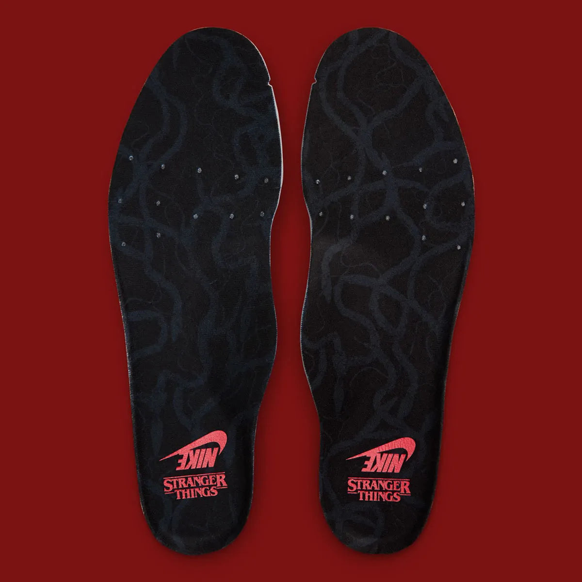 Nike Air Max 1 ’87 Stranger Things Steve Harrington en mesh blanc, suede gris et détails graphiques colorés inspirés de l’artiste. Vue semelle intérieur 