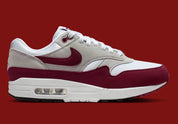 Nike Air Max 1 ’87 Stranger Things Steve Harrington en mesh blanc, suede gris et détails graphiques colorés inspirés de l’artiste. Vue face