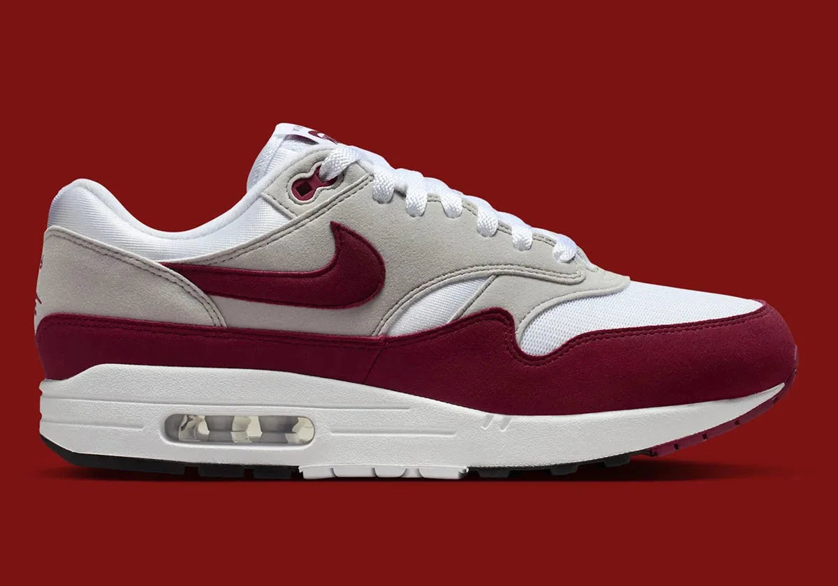 Nike Air Max 1 ’87 Stranger Things Steve Harrington en mesh blanc, suede gris et détails graphiques colorés inspirés de l’artiste. Vue face