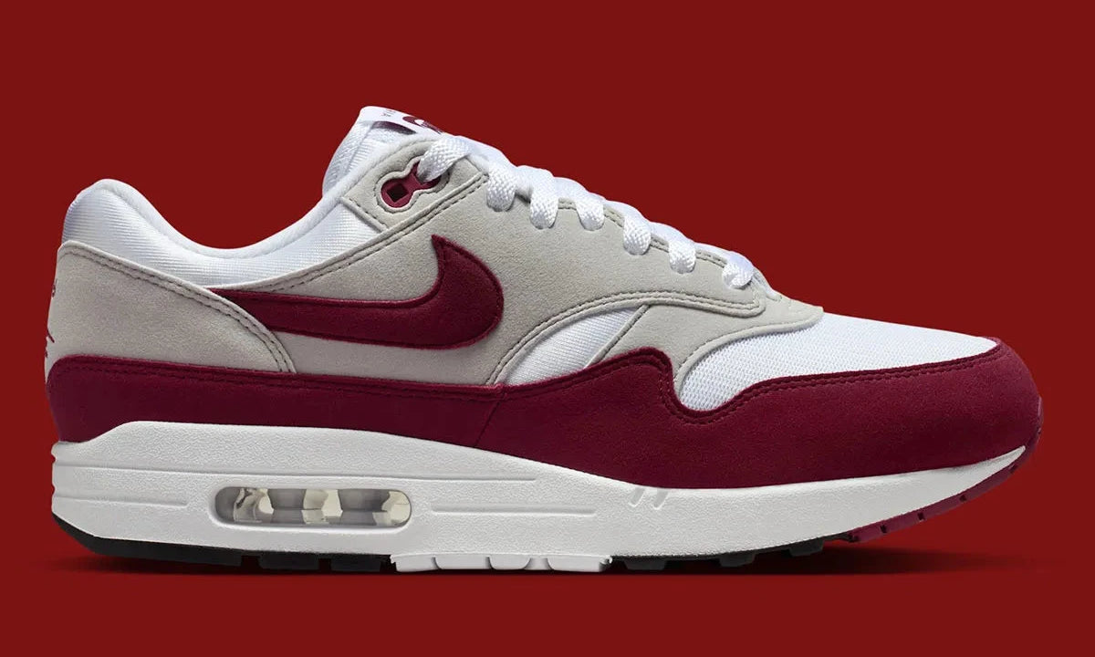 Nike Air Max 1 ’87 Stranger Things Steve Harrington en mesh blanc, suede gris et détails graphiques colorés inspirés de l’artiste. Vue face