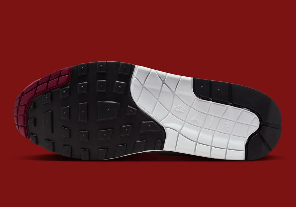 Nike Air Max 1 ’87 Stranger Things Steve Harrington en mesh blanc, suede gris et détails graphiques colorés inspirés de l’artiste. Vue semelle