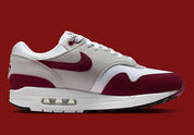 Nike Air Max 1 ’87 Stranger Things Steve Harrington en mesh blanc, suede gris et détails graphiques colorés inspirés de l’artiste. Vue face intérieur 