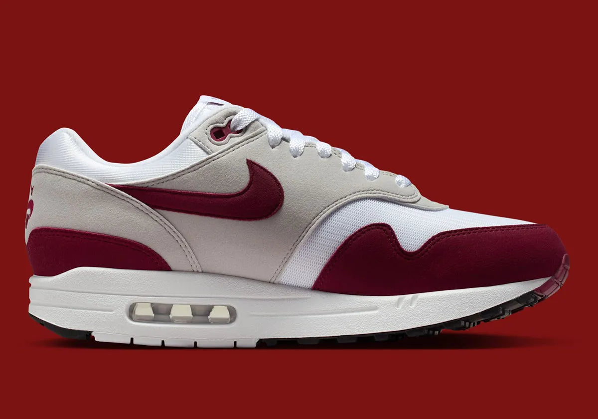 Nike Air Max 1 ’87 Stranger Things Steve Harrington en mesh blanc, suede gris et détails graphiques colorés inspirés de l’artiste. Vue face intérieur 