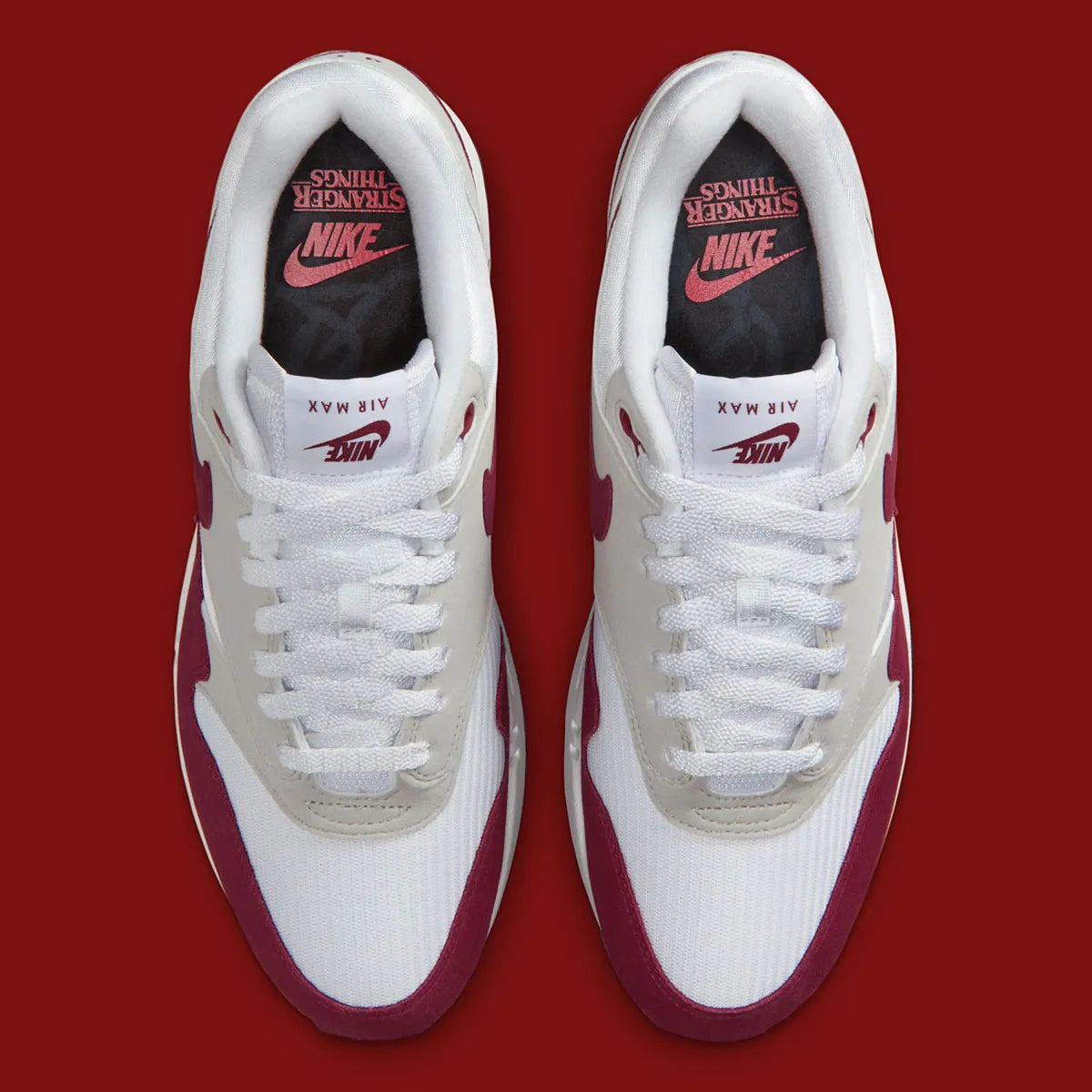 Nike Air Max 1 ’87 Stranger Things Steve Harrington en mesh blanc, suede gris et détails graphiques colorés inspirés de l’artiste. Vue du dessus