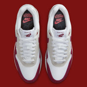 Nike Air Max 1 ’87 Stranger Things Steve Harrington en mesh blanc, suede gris et détails graphiques colorés inspirés de l’artiste. Vue du dessus