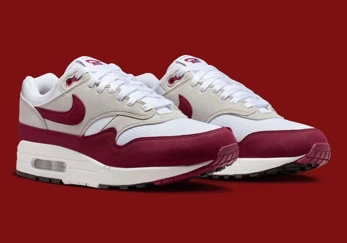 Nike Air Max 1 ’87 Stranger Things Steve Harrington en mesh blanc, suede gris et détails graphiques colorés inspirés de l’artiste. Vue 3/4